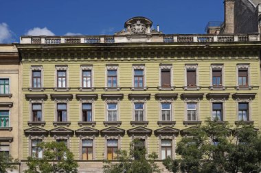 Budapeşte 'deki 19. yüzyıl apartmanının büyük barok tarzı cephesi