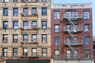 New York City, eski apartman dairesi. Harici yangın merdiveni ve pencereleri süslemeli.