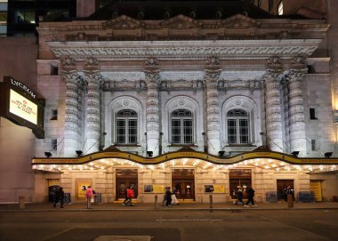 New York, New York - 17 Aralık 2024: The Lyceum, New York 'ta 1903' te yapılmış bir Broadway Tiyatrosu, Beaux Arts tarzında, popüler bir komediyi Aralık 2024 'te sunar.