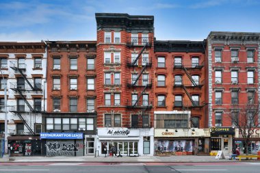 New York 'un East Village bölgesinde 2. Cadde' de harici yangın merdiveni olan eski binalar.