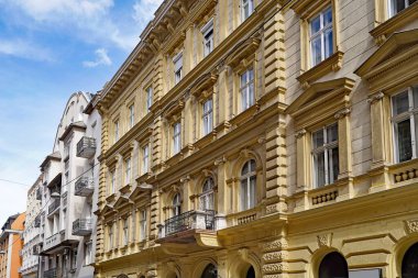 Süslü detayları olan renkli eski apartmanlar.