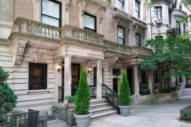 Manhattan tarihi bölgesinin Yukarı Doğu Yakası bölgesinde Fransız Güzellik Sanatları tarzında zarif eski evler ya da apartmanlar