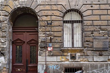 Budapeşte, Macaristan - 12 Eylül 2024: Eski apartman binası, 1956 'daki Ruslara karşı ayaklanmadan kalma kurşun deliklerini koruyor