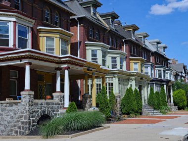 Pennsylvania Üniversitesi yakınlarındaki Philadelphia 'nın Squirrel Hill bölgesinde genellikle öğrenci pansiyonları olarak kullanılan tipik eski evler.
