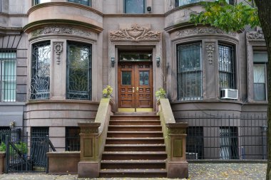 Zarif eski New York kahverengi evleri