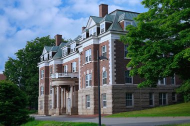 Richardson Hall, Dartmouth Koleji öğrenci evi. Ağaçlarla çevrili.