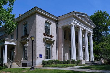 1839 'da inşa edilen, şimdilerde Yale Üniversitesi tarafından kullanılan Yunan diriliş klasik tarzı konak.