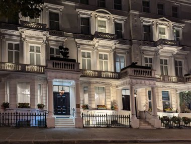 Londra, zarif krem renkli sıva evler.