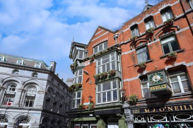 Dublin 'deki renkli eski bar binası