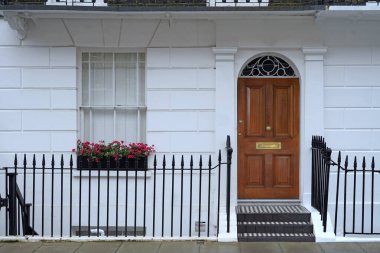 Londra 'da ahşap kapılı beyaz sıva konağı