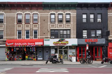 New York, New York - 29 Ağustos 2024: Brooklyn, New York 'un Park Slope bölgesinde renkli alışveriş caddesi