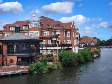 Eton, İngiltere: Windsor Kalesi 'nin karşısındaki Thames Nehri kıyısındaki restoran ve apartman binaları