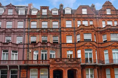 Londra 'nın merkezindeki eski konak binalarında süslü tuğla tasarımlar var.