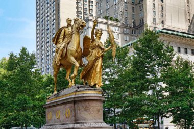 Manhattan 'daki Beşinci Cadde' de General Tecumseh Sherman 'ın anısına dikilen heykel.