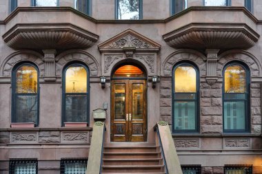 Oriel pencereli eski New York City evinin önünde.