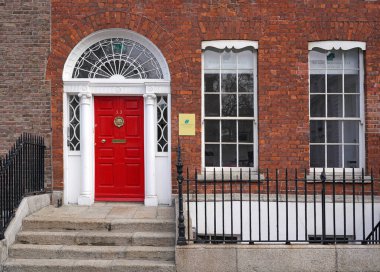 Gürcistan 'daki Dublin avukatlık bürosunun parlak kırmızı ön kapısı.