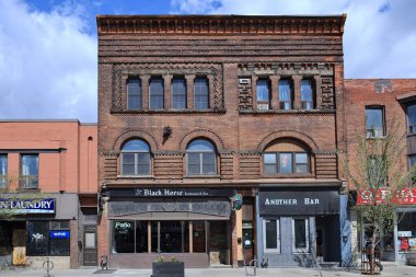 Toronto 'nun batısındaki Bloor Caddesi' nin son moda bölgesi, 19. yüzyıl binaları ve meyhaneleri ile