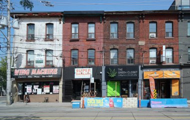 Toronto 'nun Cabbagetown bölgesi, mağazaları ve restoranları olan eski binalar.