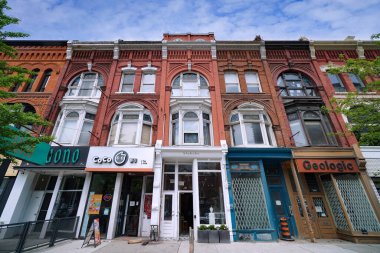 Toronto şehir merkezinin batı yakasında, 19. yüzyılda mağazaları olan moda Queen Caddesi.