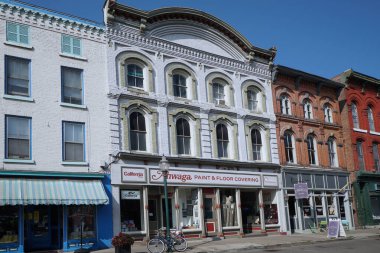 Amerikan küçük kasabasının ana caddesindeki 19. yüzyıl binalarının cepheleri
