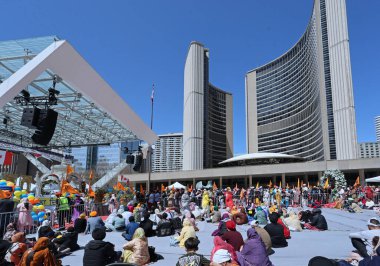 Sihler için Toronto Belediye Binası önünde düzenlenen yıllık Khalsa Günü töreni. 2025