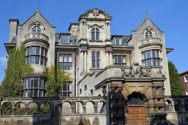 Oxford Üniversitesi ve Sarmaşık Gotik Taş Akademik Binası
