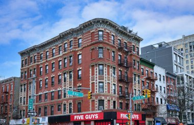 Manhattan, New York 'ta East Village bölgesinde dükkanları ve restoranları olan eski binalar