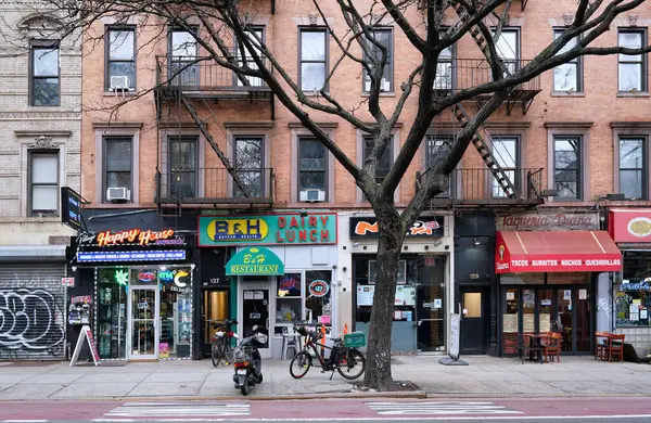 Manhattan, New York 'ta East Village bölgesinde dükkanları ve restoranları olan eski binalar