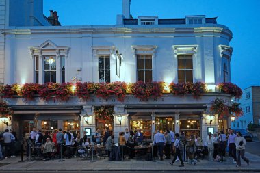 Bir yaz gecesi kaldırımda açık bar masaları