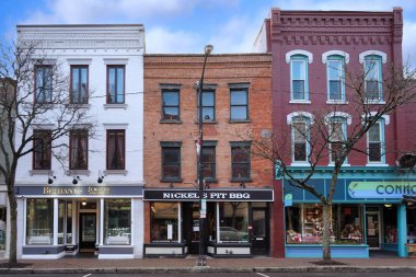 New York Eyaleti, eski New York Eyaleti ile küçük kasaba ana caddesi, eski moda binaları, mağazaları ve restoranları olan küçük kasaba ana caddesi.