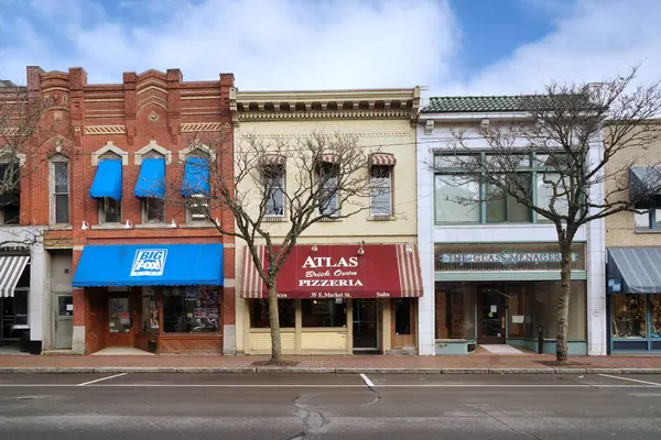 New York Eyaleti, eski moda binaları, mağazaları ve restoranları olan küçük kasaba ana caddesi.