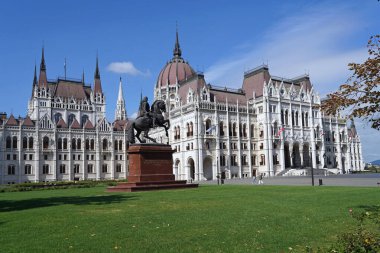 Budapeşte 'deki Macar Parlamentosu Binası' nın ön bahçesi