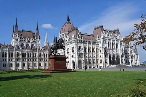 Budapeşte 'deki Macar Parlamentosu Binası' nın ön bahçesi