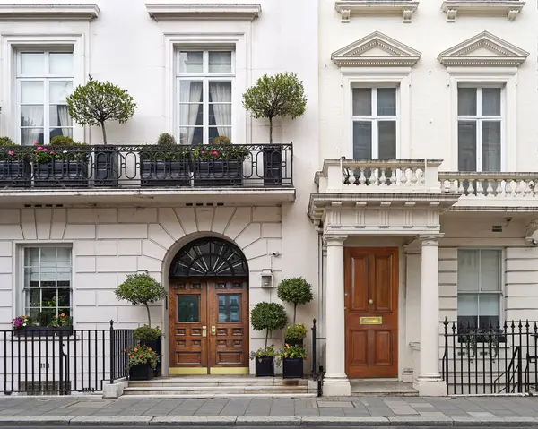 Balkonunda bitkiler olan zarif Londra kasabaları.