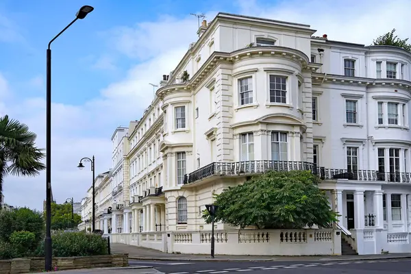 Londra 'nın merkezinde tipik beyaz sıva apartman bloğu.