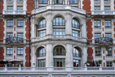 Londra 'da taş parçaları ve balkonları olan zarif eski bir bina.