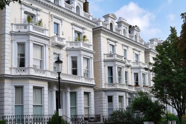 Londra 'nın Notting Hill bölgesinde tipik beyaz sıva konut binaları