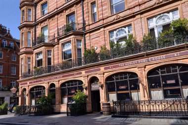 Londra 'nın Mayfair bölgesinde barı olan zarif eski bir bina.