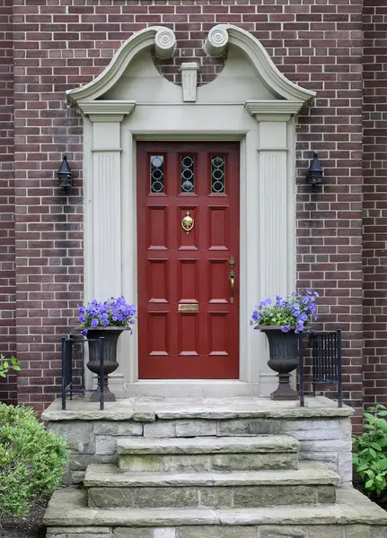 Zarif kestane rengi ön kapı. Dekoratif parşömen çerçeveli.