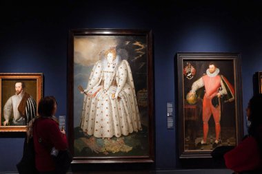 Sör Walter Raleigh ve Sör Francis Drake 'in resimleri Londra' daki Ulusal Portre Galerisi 'nde Kraliçe I. Elizabeth' in Ditchley Portresi 'nin yanında.