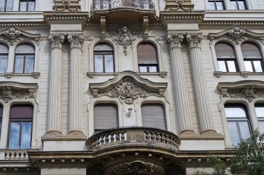 Kıvrımlı balkonlu eski Avrupa barok tarzı bir apartman.