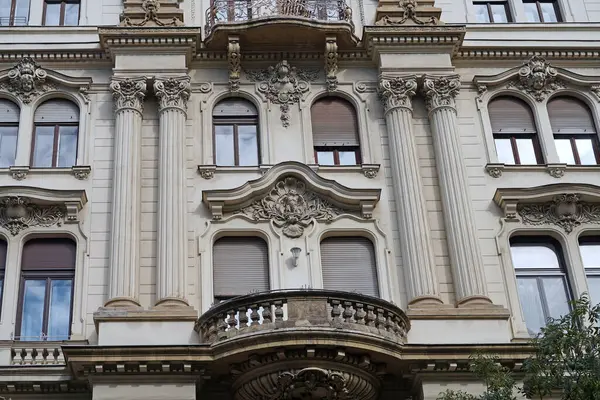 Kıvrımlı balkonlu eski Avrupa barok tarzı bir apartman.