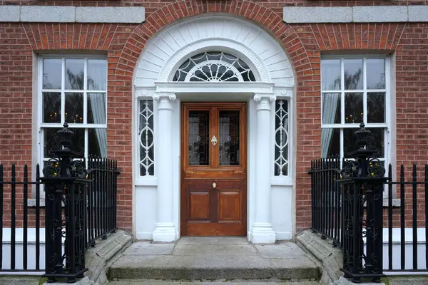 Eski Gürcistan tarzı evinin ön kapısında fanlight pencere var.