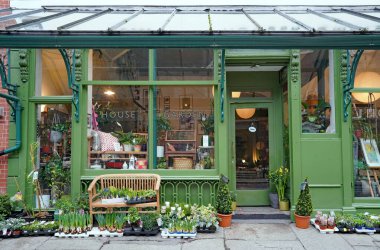 Kaldırımda bitkiler sergilenen bahçe malzemeleri satan bir dükkan.