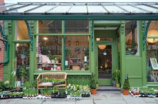 Kaldırımda bitkiler sergilenen bahçe malzemeleri satan bir dükkan.