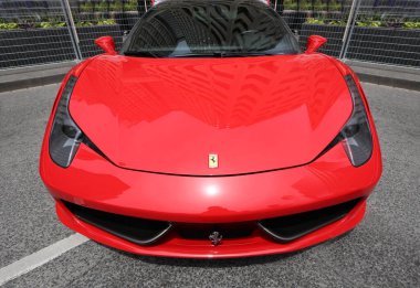 Kırmızı Ferrari, lüks spor araba.