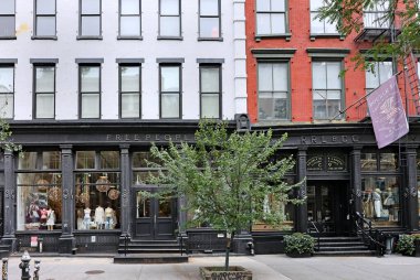 Manhattan 'ın eski binalarında kıyafet butikleri olan SoHo bölgesi.