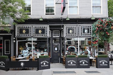 New York, New York - 26 Haziran 2025: New York 'taki Greenwich Village, Beyaz At Tavernası, tarihsel olarak ünlü yazarlarla ilişkilendirilmiş.