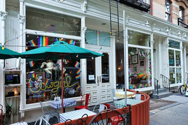 New York, New York - 26 Haziran 2025: Greenwich Village, New York Cicty, açık masalı taverna