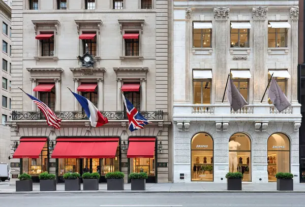New York, New York - 26 Haziran 2025: New York 'ta Beşinci Cadde' deki binalar Cartier ve Kim Kardashian tarafından kurulan Skims mağazası